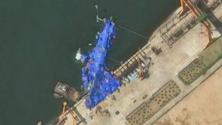 Imagen de satélite que muestra al destructor norcoreano en el muelle de Cheongjin cubierto por una tela azul.