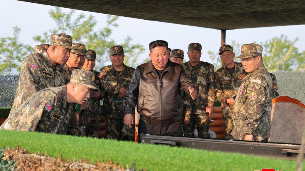 Kim Jong-un presenciando este viernes unas prácticas de una unidad de artillería.
