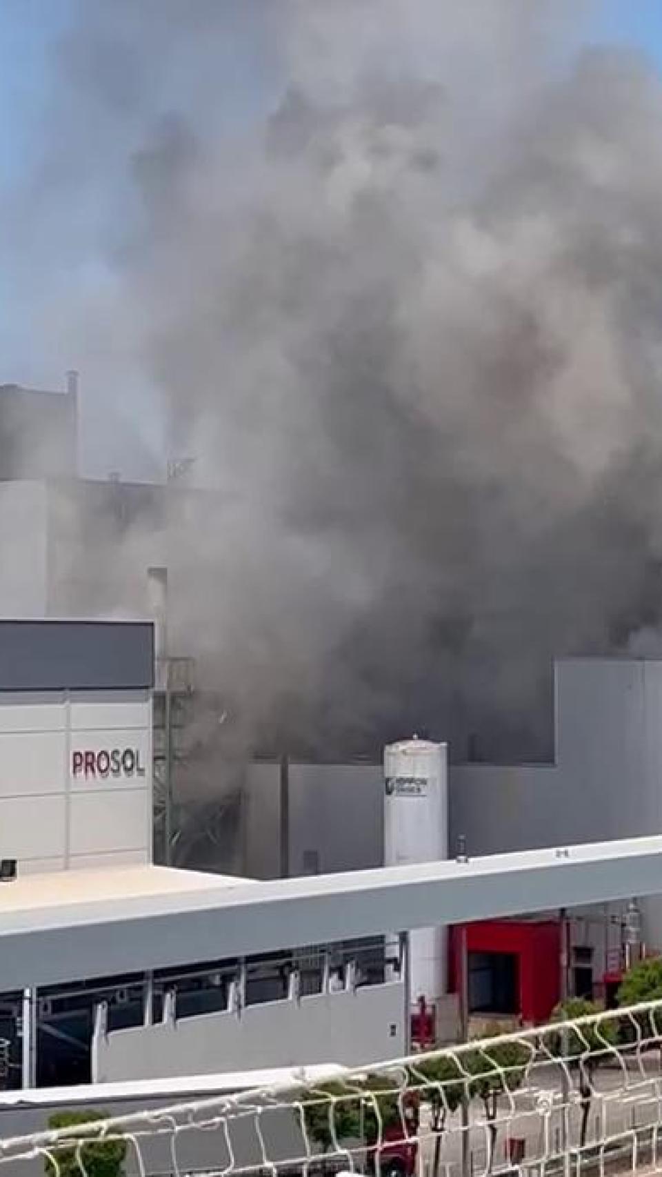 Arde una parte del tejado de una nave de la empresa Prosol, en Venta de Baños (Palencia)