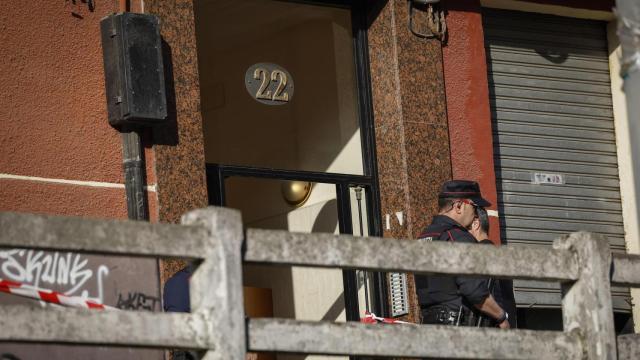 Agentes de la Ertzaintza en la vivienda de Bilbao donde se ha producido el suceso.