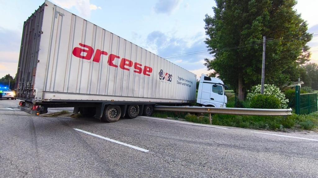 Imagen del camión accidentado en Burgo de Osma