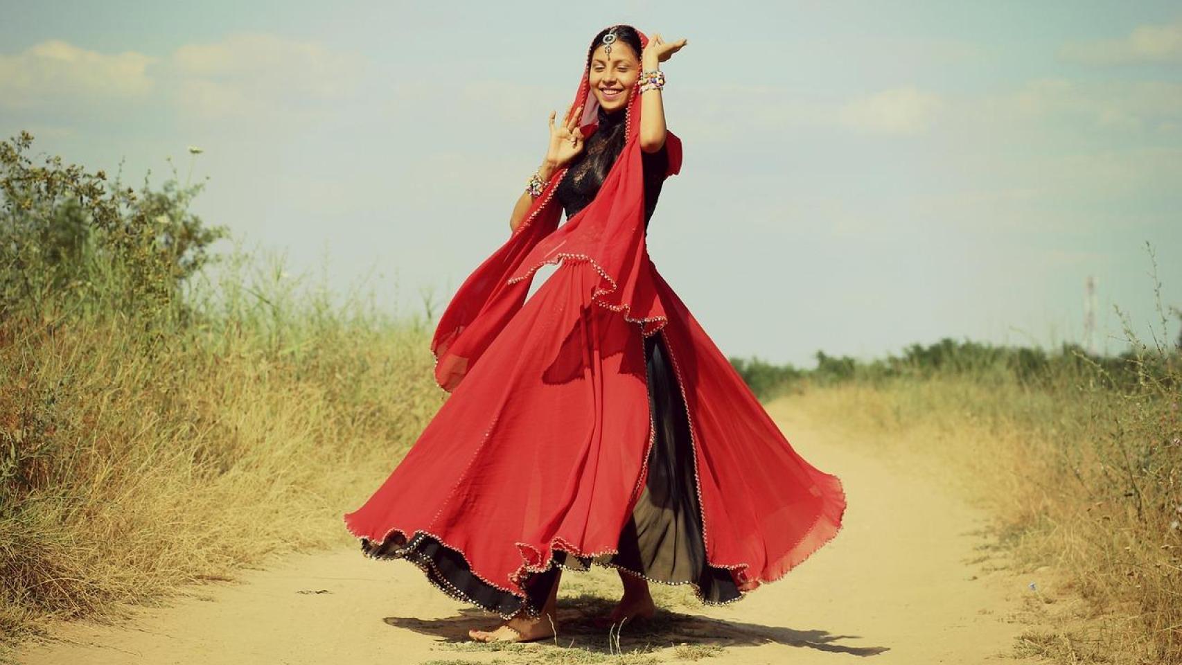 Una mujer bailando en la India