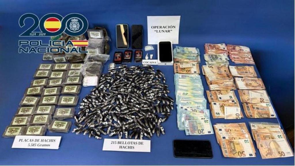Imagen de la droga y el dinero incautado por los agentes en Ponferrada
