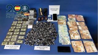 Imagen de la droga y el dinero incautado por los agentes en Ponferrada