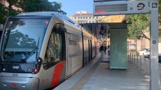Un tranvía de Zaragoza parado.