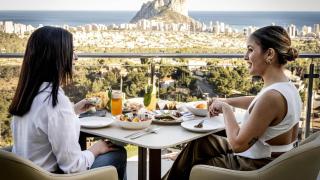 El peñón de Ifach preside las maravillosas vistas de la terraza.