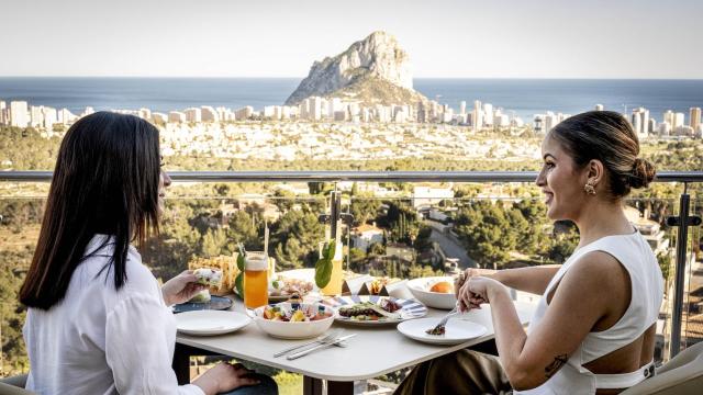 El peñón de Ifach preside las maravillosas vistas de la terraza.