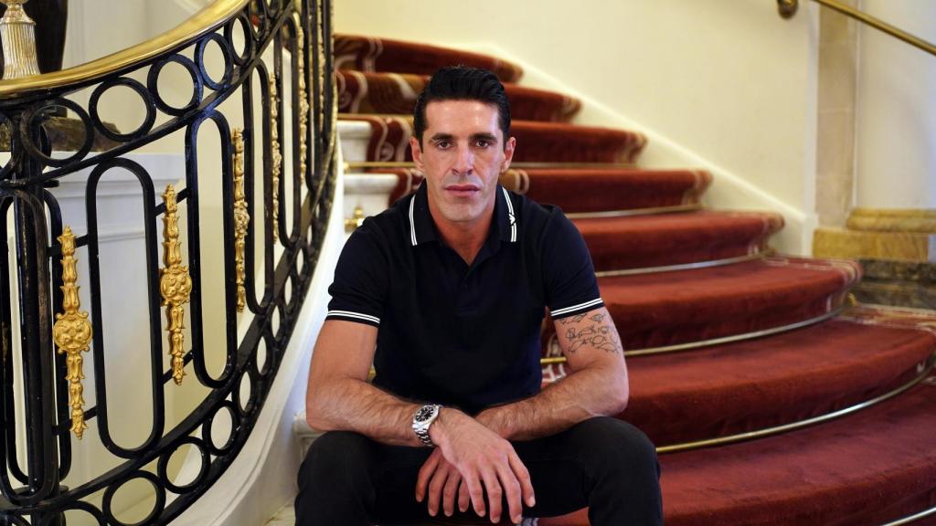 El maestro sentado en las escaleras acolchadas del Palace, donde esta semana descansaba antes de su corrida en Las Ventas.