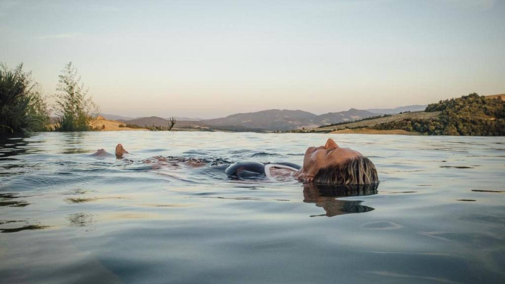 Una mujer en una piscina natural.