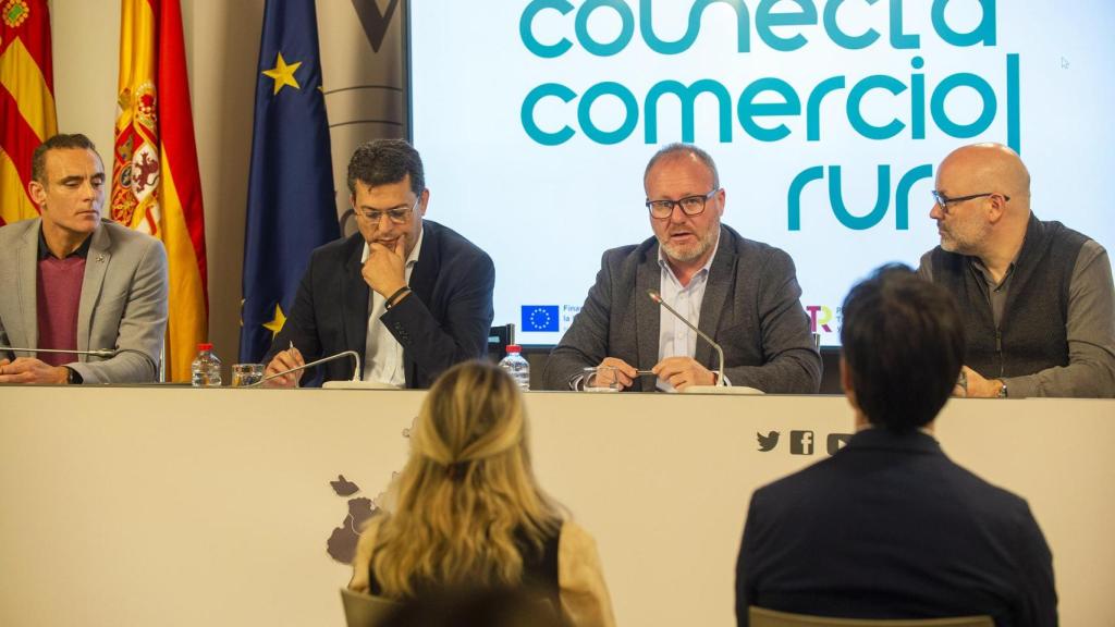 Los diputados Juan Ramón Adsuara y Avelino Mascarell durante la presentación.