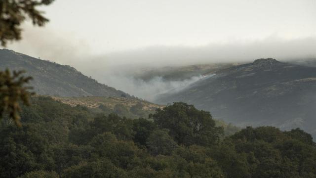 Humo en un incendio del Parque Natural de Baixa Lima-Serra do Xurés. Foto de archivo.