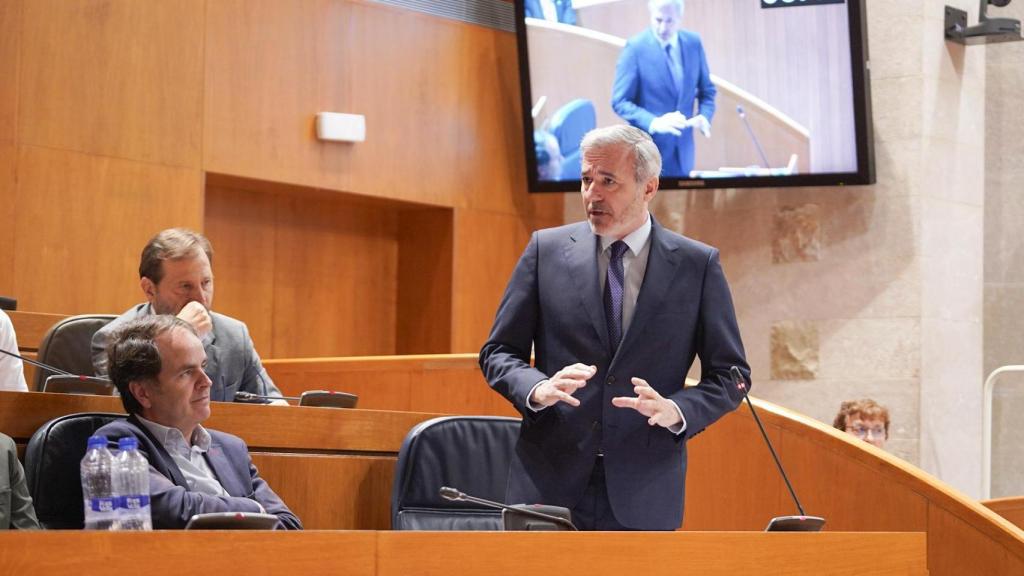 Jorge Azcón, en el Pleno de las Cortes de Aragón