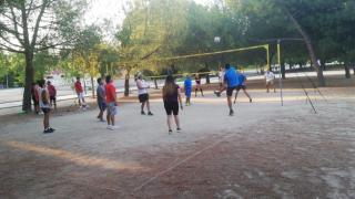 Un partido de 'ecuavoley' en un parque madrileño