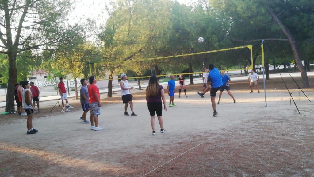 Un partido de 'ecuavoley' en un parque madrileño