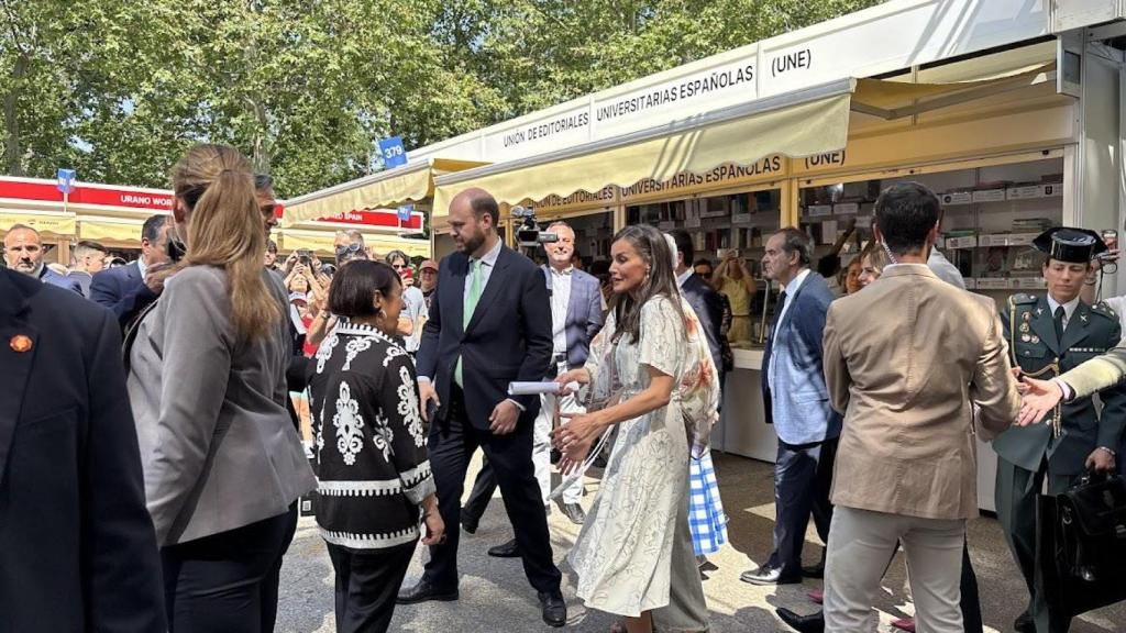 Visita de la Reina Letizia a la caseta de las Editoriales UNE durante la inauguración de la feria. Foto: UNE