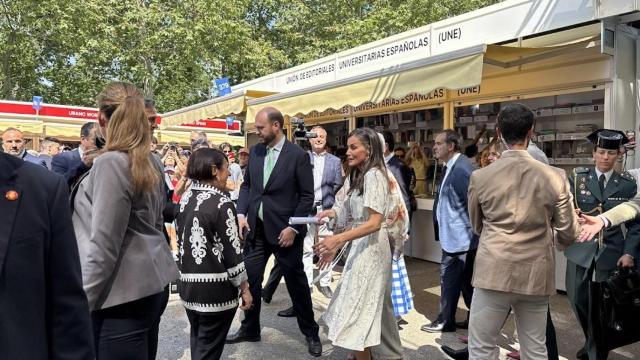 Visita de la Reina Letizia a la caseta de las Editoriales UNE durante la inauguración de la feria. Foto: UNE
