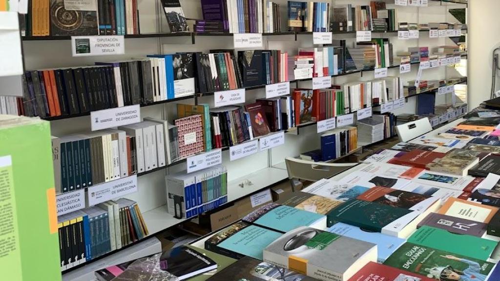 Libros de las Editoriales UNE en la caseta de la Feria del Libro. Foto: UNE