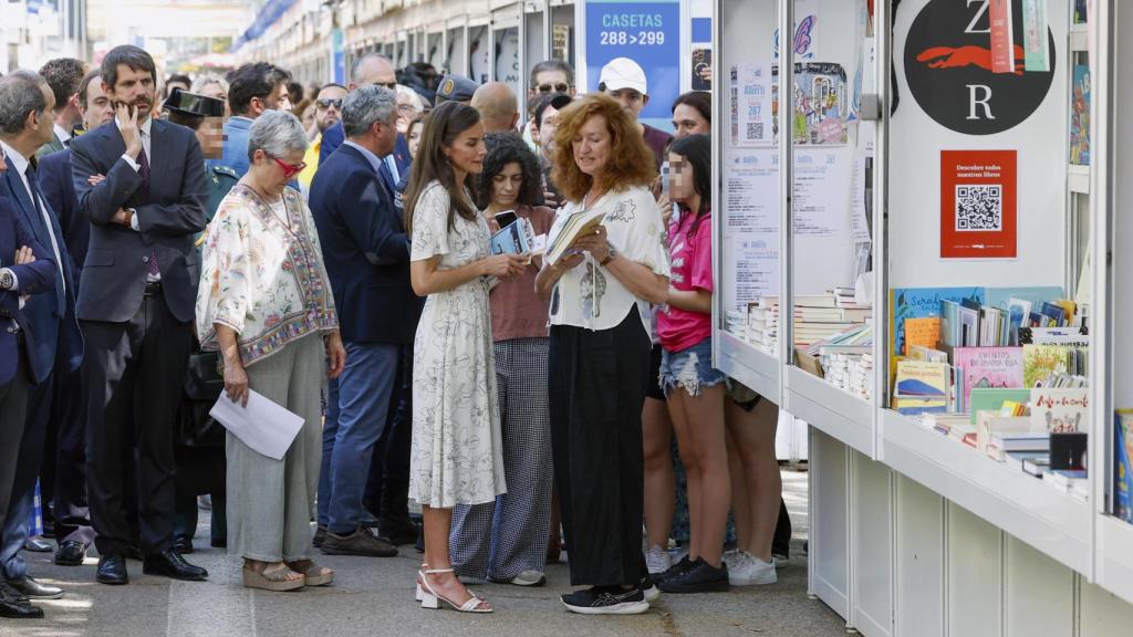 La reina Letizia, la directora de la Feria del Libro de Madrid, Eva Orúe y el ministro de Cultura, Ernest Urtasun visitaron las casetas de la Feria del Libro de Madrid este viernes durante la inauguración de su 84.ª edición.
