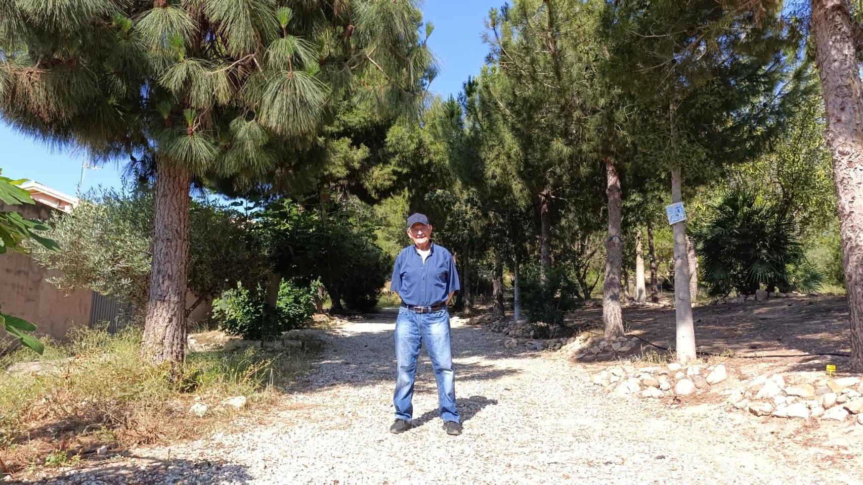 El expolicía nacional Andrés Ballesteros muestra el parque que lleva su nombre a EL ESPAÑOL|ENCLAVE ODS