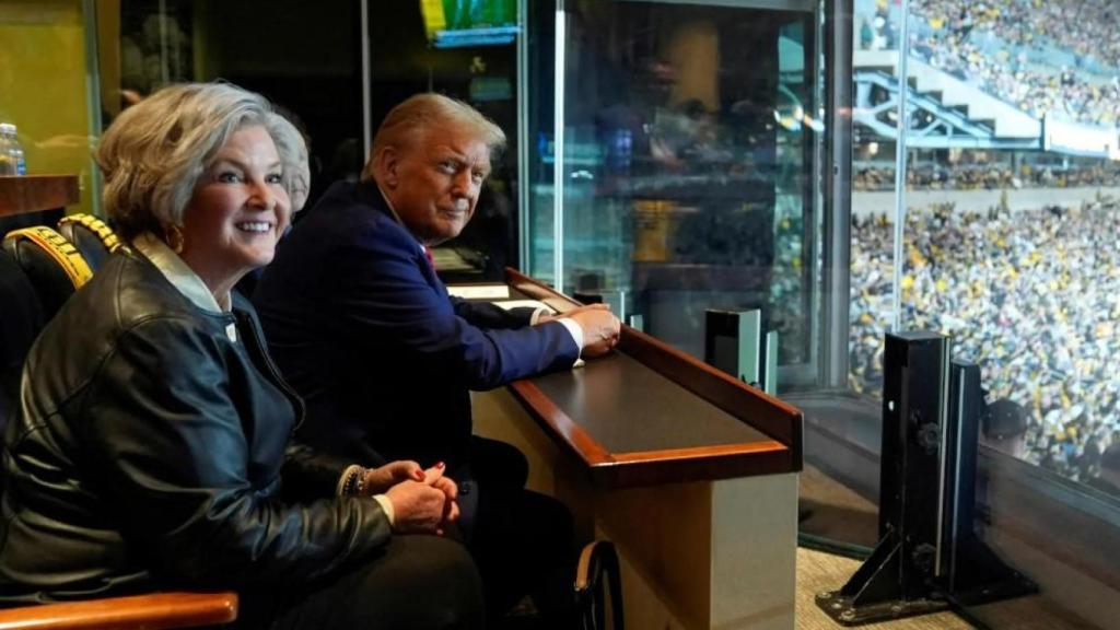 La jefa de Gabinete de la Casa Blanca, Susan Wiles, junto a Donald Trump en una imagen de archivo.