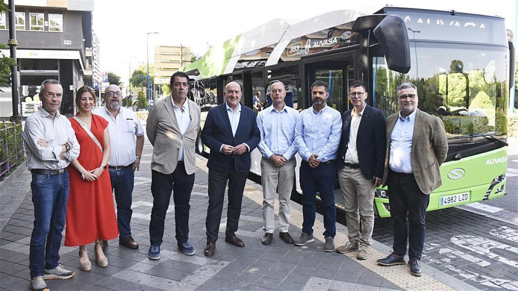 El alcalde, Jesús Julio Carnero, junto a concejales y técnicos