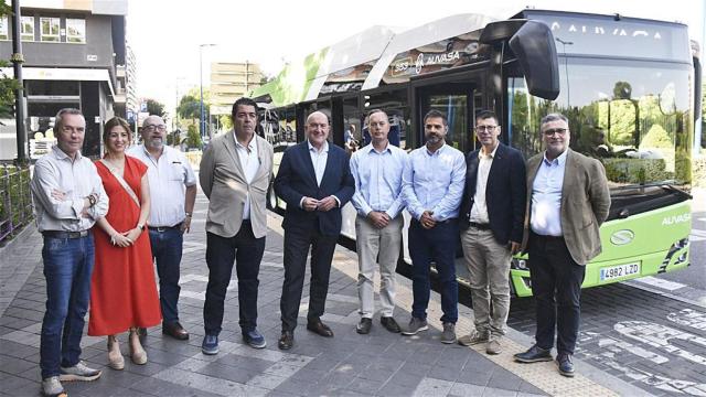 El alcalde, Jesús Julio Carnero, junto a concejales y técnicos