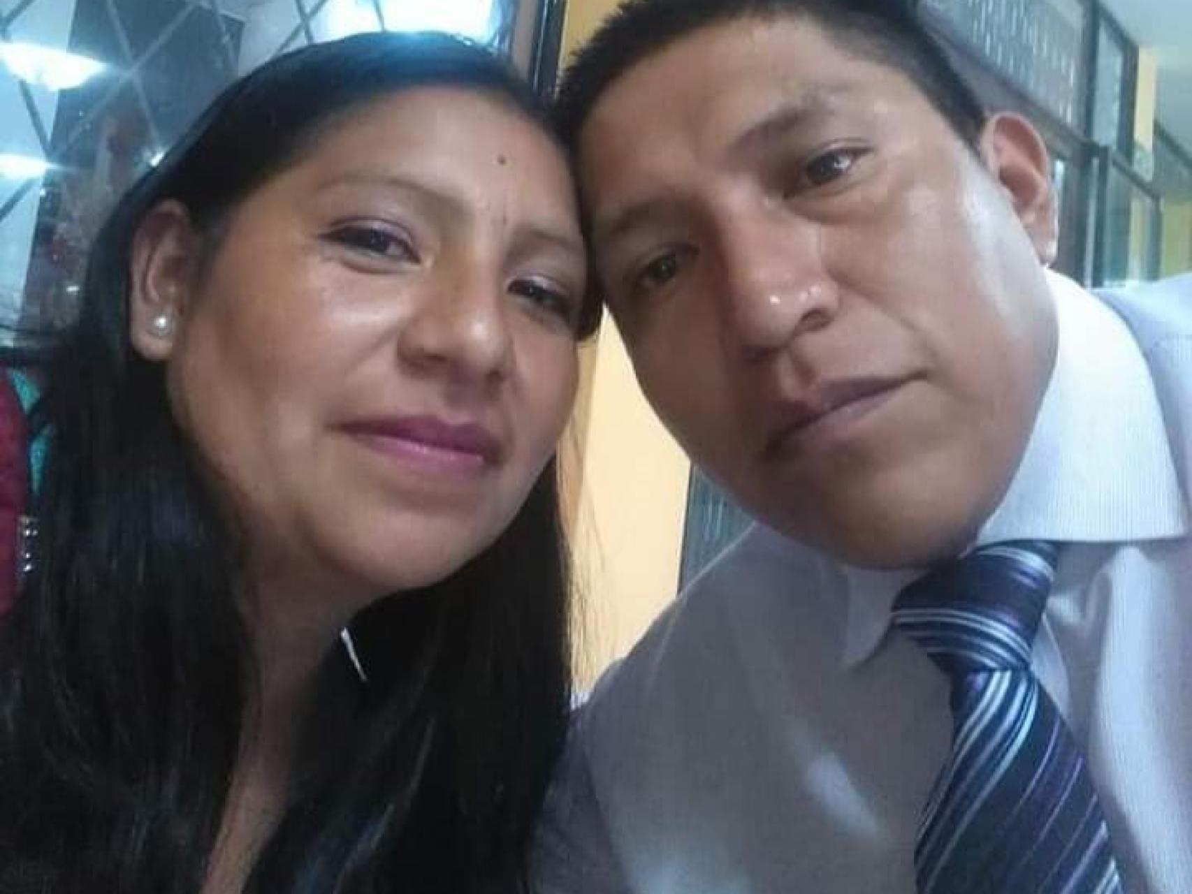 Gloria, posando feliz junto a su esposo, José Patricio, en Ecuador.