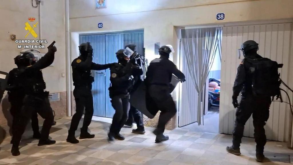 Momento de las detenciones. Foto: Guardia Civil.