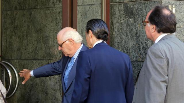 El exconsejero delegado de Endesa Rafel Miranda (I) y el director de Generación de Endesa, Manuel Morán (C), a su llegada a los juzgados de Valladolid para declarar en la instrucción de la trama eólica