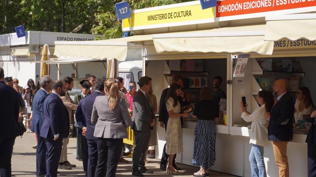 La reina Letizia hojeando libros en la caseta del Ministerio de Cultura, número 127. Foto: Gabriel Lavao