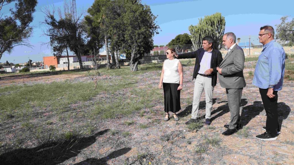 El presidente de la Generalitat, Carlos Mazón, y el alcalde de Sant Joan, Santiago Román, en los terrenos.