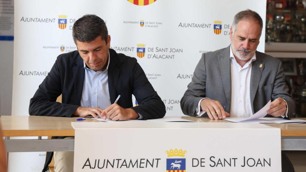 Firma del protocolo de intenciones entre la Generalitat y el municipio de Sant Joan d'Alacant.