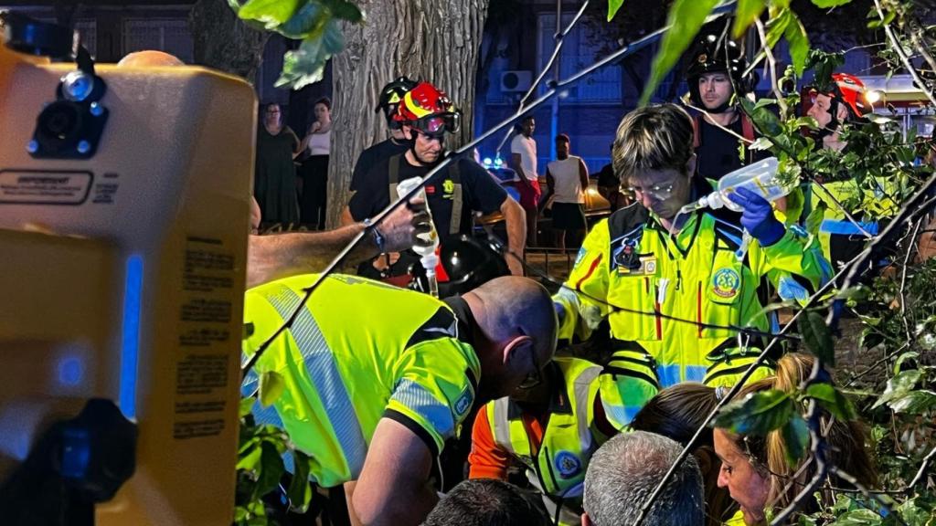 El Samur atendiendo a un joven en Carabanchel.