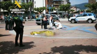 La Guardia Civil interviniendo en la Plaza de Santa Bárbara de Bembibre