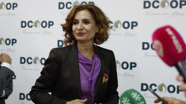 María Jesús Montero atiende a los medios durante su visita a la cooperativa Dcoop en Antequera (Málaga).