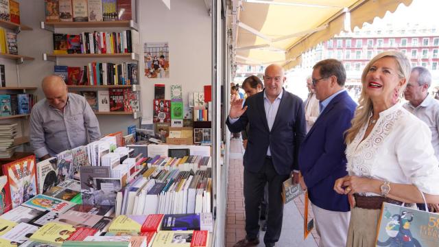 El alcalde, Jesús Julio Carnero, inaugura la 58ª Feria del Libro de Valladolid.