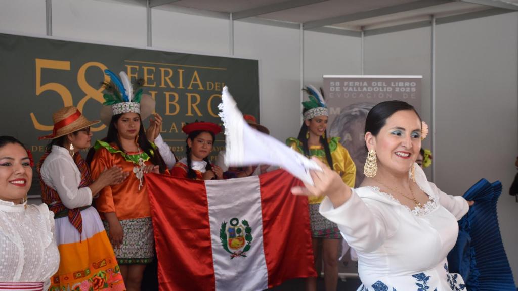 Un baile tradicional de Perú durante la inauguración de la Feria del Libro