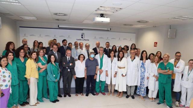 Francisco con el equipo del Hospital Universitario de Toledo que ha participado en su intervención.