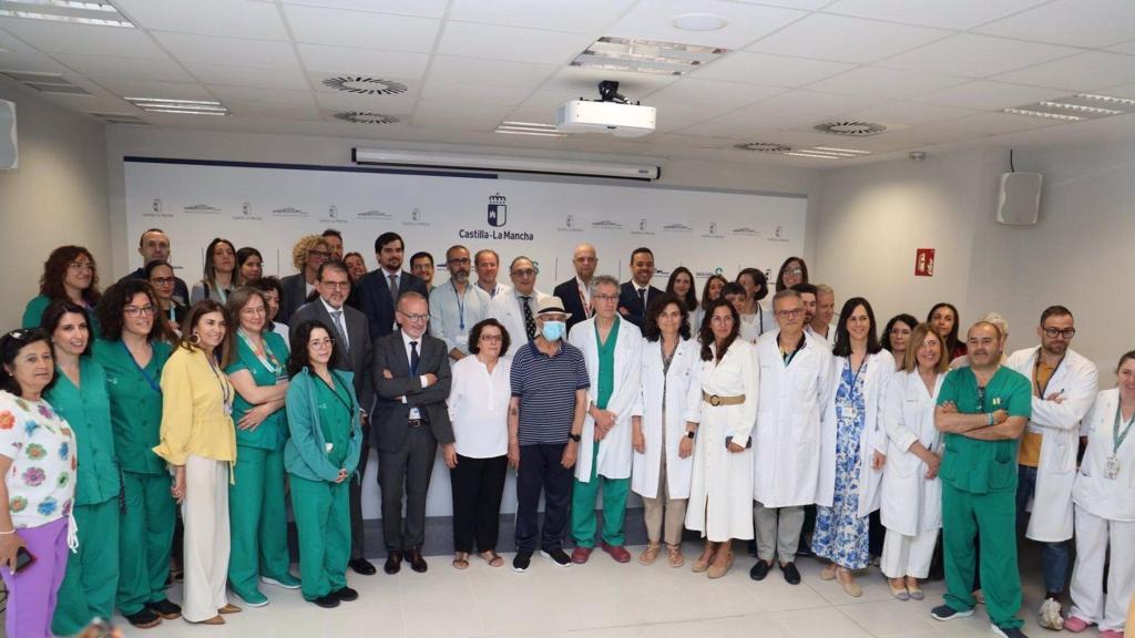 Francisco con el equipo del Hospital Universitario de Toledo que ha participado en su intervención.