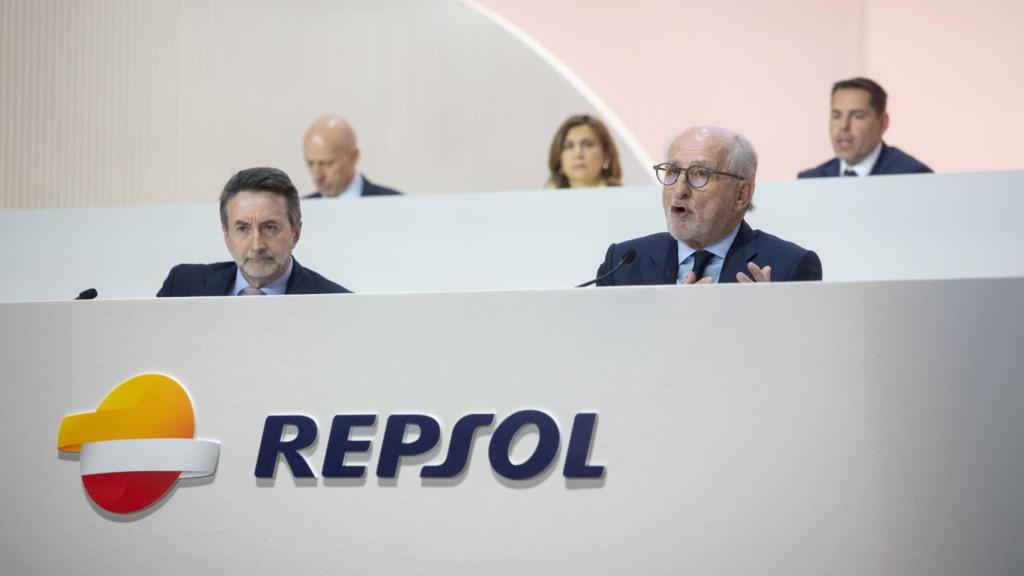 El presidente de Repsol, Antonio Brufau, y el consejero delegado de Repsol, Josu Jon Imaz, durante la Junta General de Accionistas de Repsol 2025.