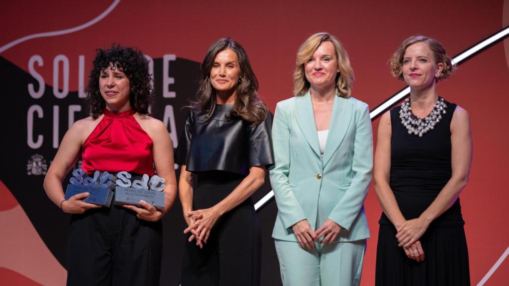 La ganadora Alicia Otero, la Reina Letizia Ortiz, la ministra Pilar Alegría, y la directora general de FECYT, Izaskun Lacunza.