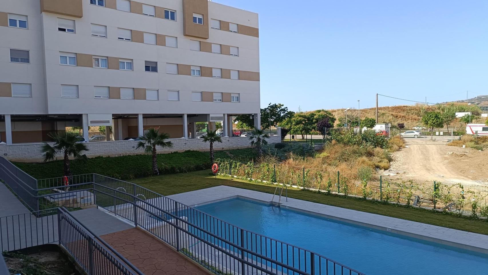 Una piscina de una urbanización de Málaga.