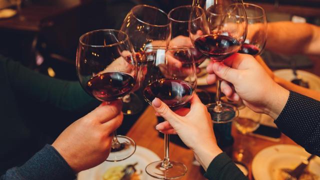 Un brindis entre amigos sabe siempre mejor.