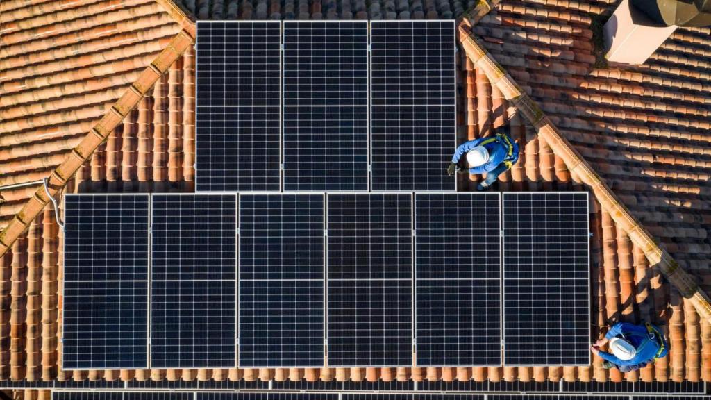Una solución innovadora ante la falta de instalaciones fotovoltaicas son las comunidades renovables de proximidad.
