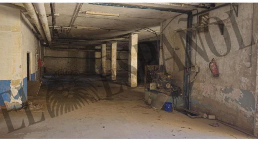 Interior del garaje del cuartel de Paiporta.