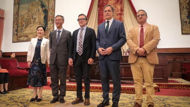 El rector de la Universidad de Salamanca, Juan Manuel Corchado, inaugura el Instituto Confucio junto al alcalde de Salamanca, Carlos García Carbayo; la rectora de la Universidad de Guizhou, Yang Wei; y el embajador de la República Popular China en España, Yao Jing.