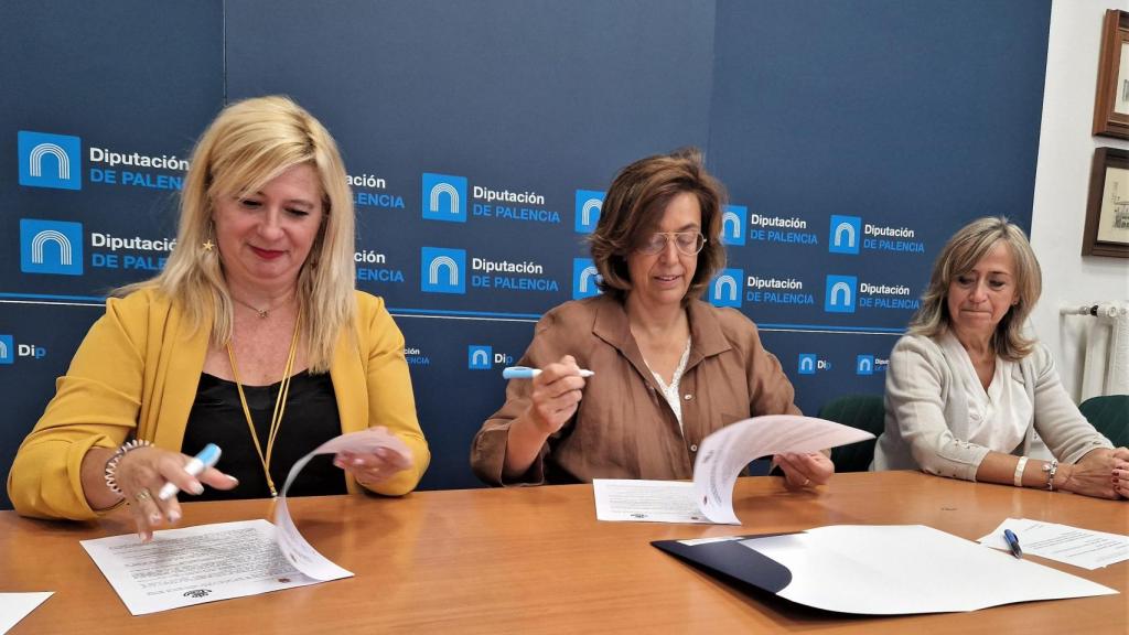 Leire Díez firma un convenio junto a la presidenta de la Diputación de Palencia