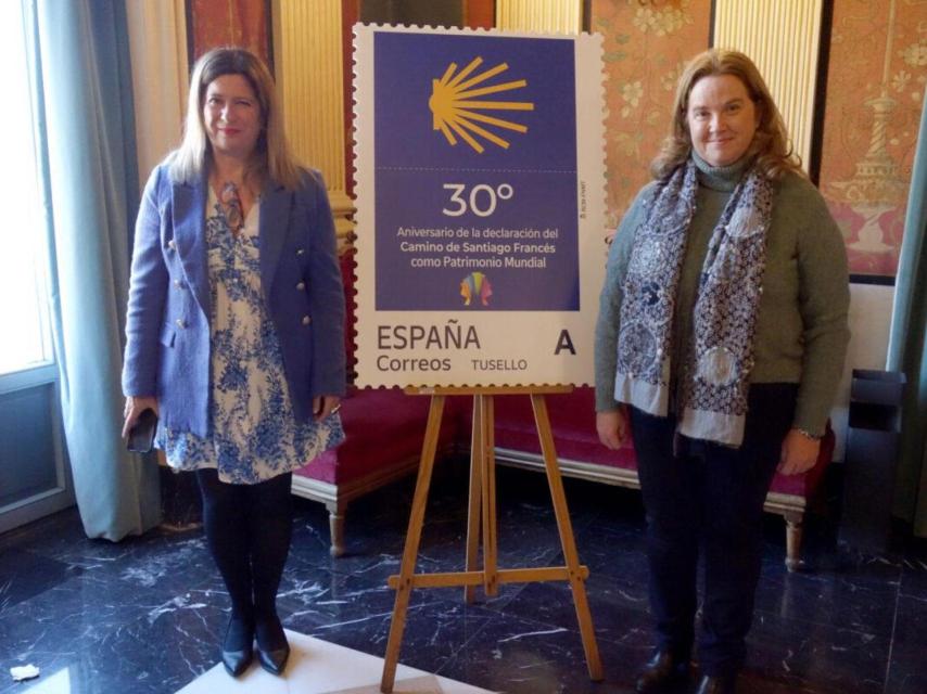 La alcaldesa de Burgos y vicepresidenta de la Asociación de Municipios del Camino de Santiago, Cristina Ayala y la directora de Filatelia de Correos, Leire Díez