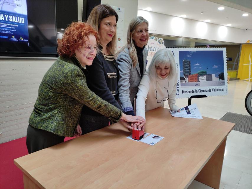 Leire Díez en la exposición ‘Filatelia y salud’ en Valladolid