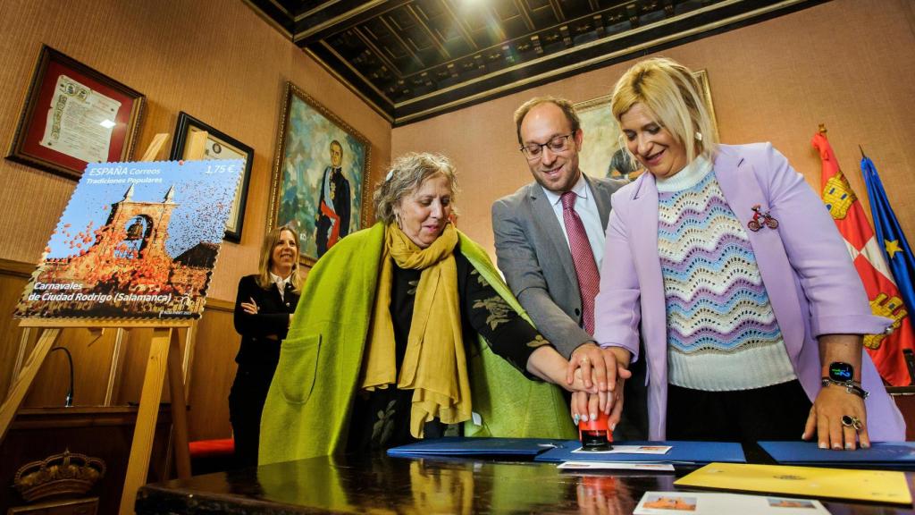 El alcalde de Ciudad Rodrigo, Marcos Iglesias, la directora de Filatelia de Correos, Leire Díez, y la fallecida subdelegada de Gobierno en Salamanca, Encarnación Pérez presentan el sello ‘Tradiciones populares. Carnavales de Ciudad Rodrigo (Salamanca)'.